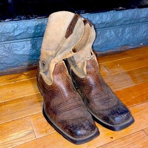 Mens 10.5 ariat square toe boot.